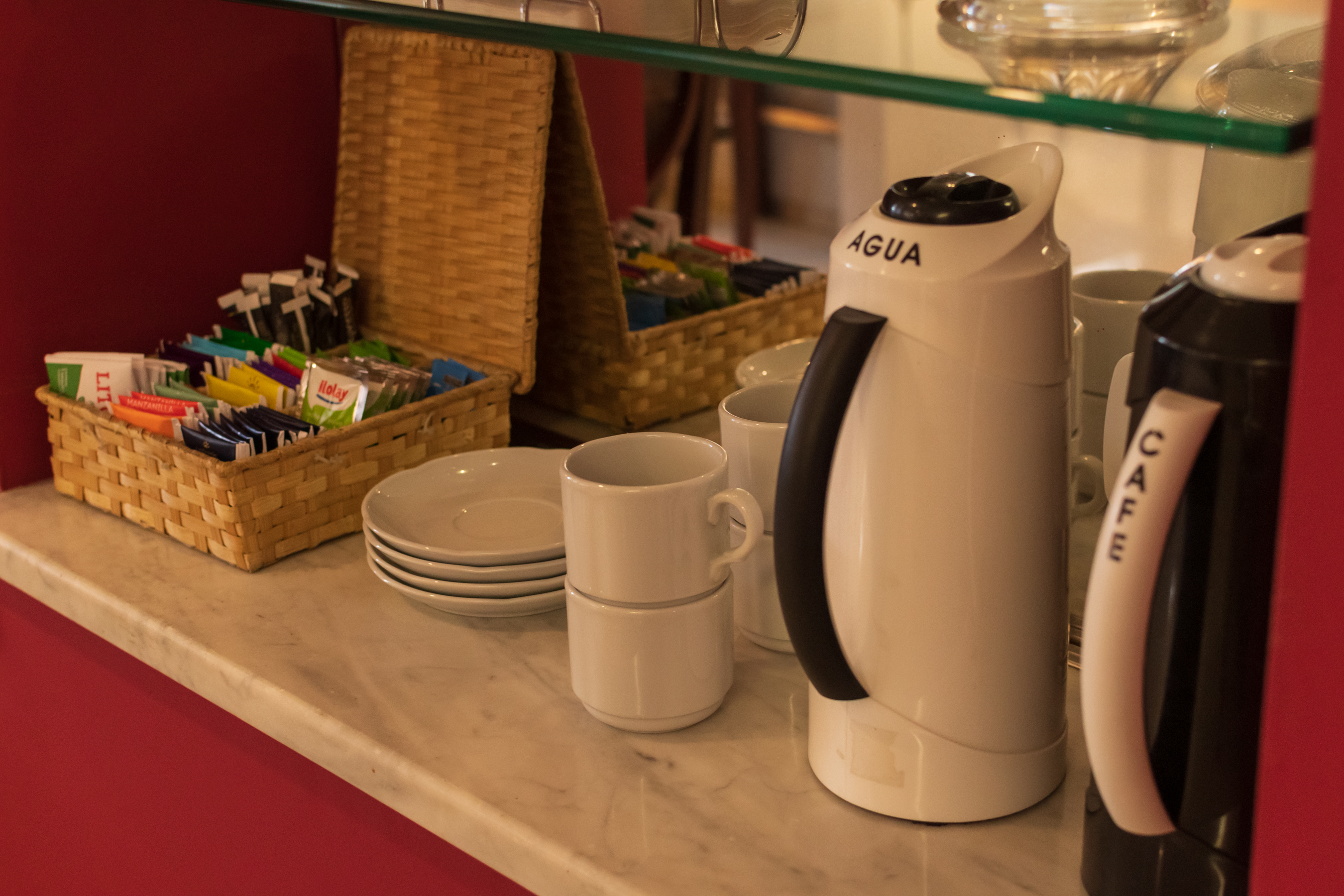 Desayuno continental servido en la habitación