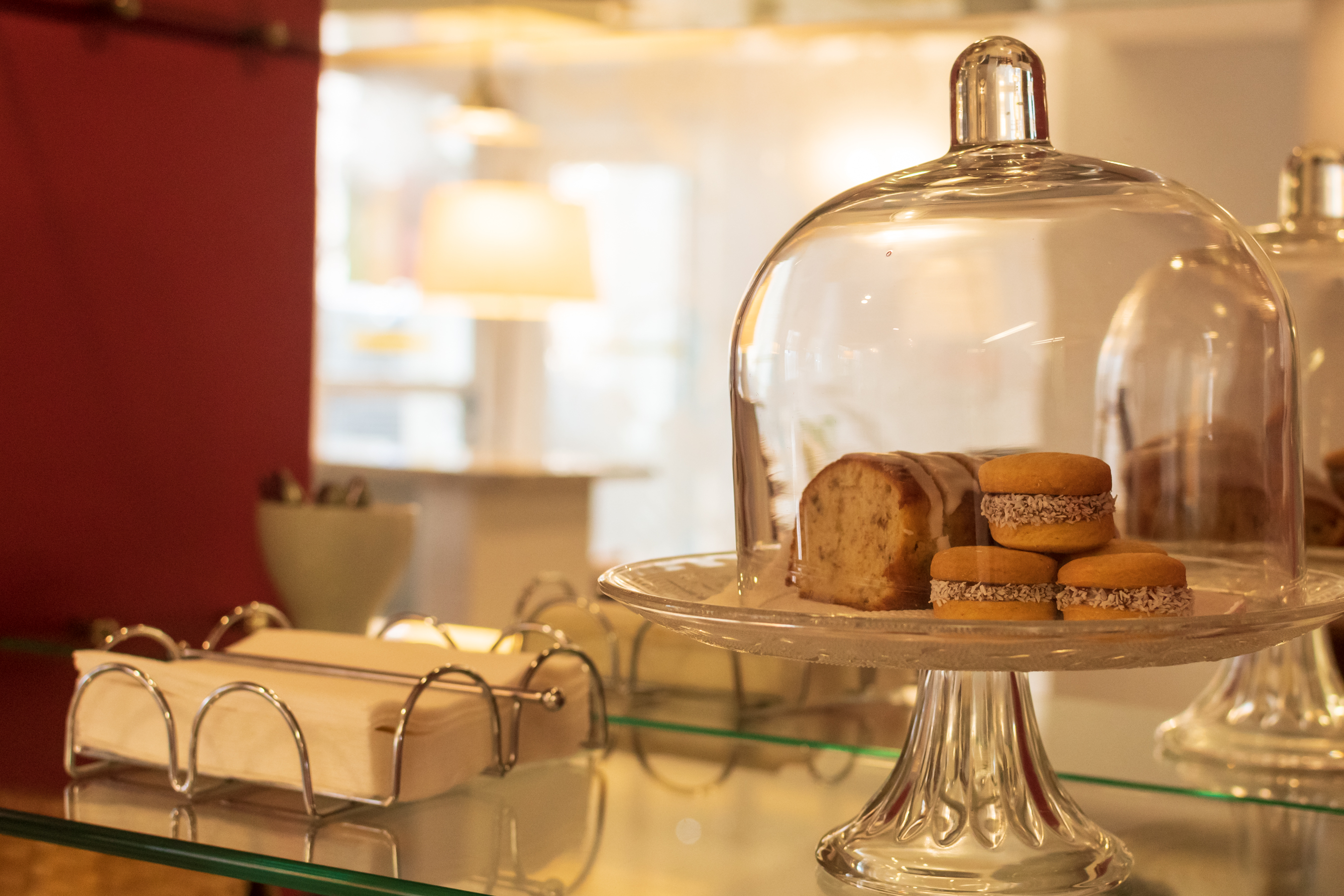 Café y tortas caseras en el lobby del hotel